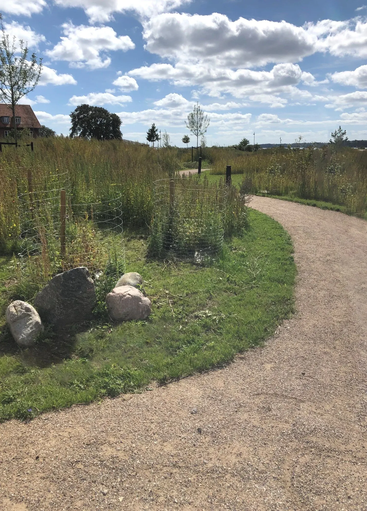Bevarede jernbanespor lagt ind som ledelinjer i den nye park