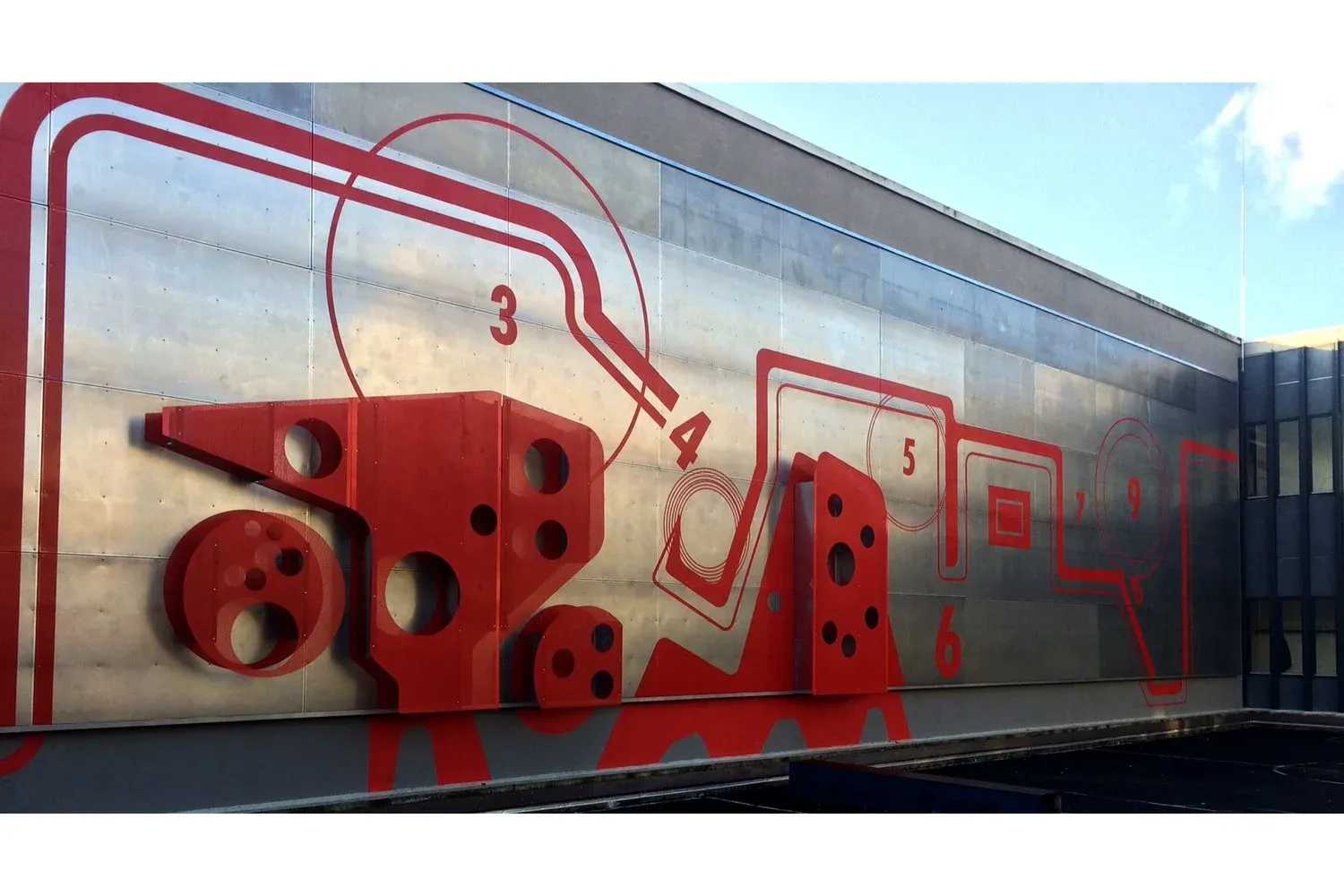 Detalje af akustikvæggens perforerede mønster i genanvendt eg