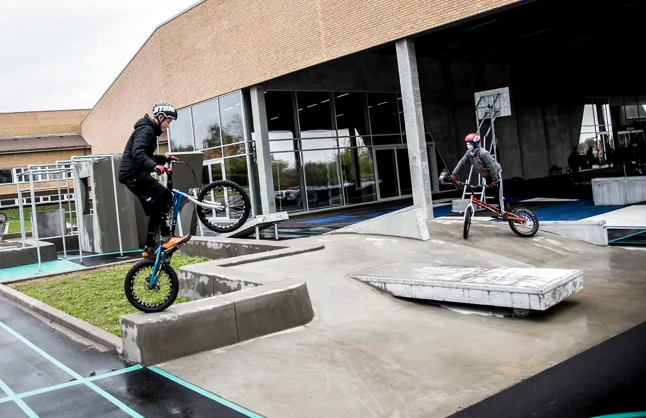 Parkour-strukturer der dobbelt fungerer som siddemøbler