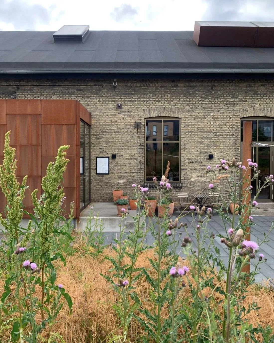 Original kobberkedel bevaret som central element i restaurantrummet