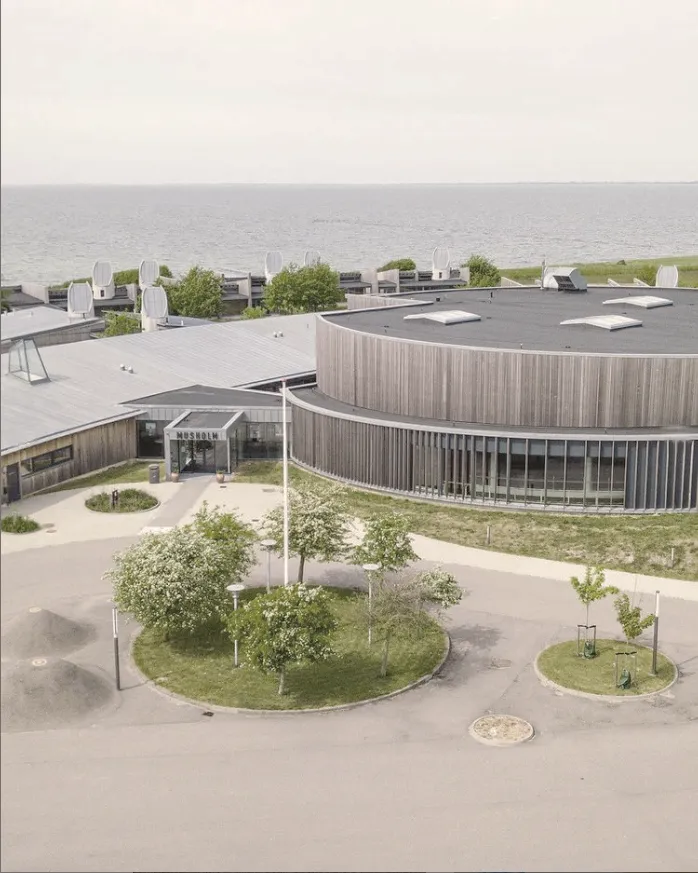 Niveaufri overgang fra terrasse til havudsigt