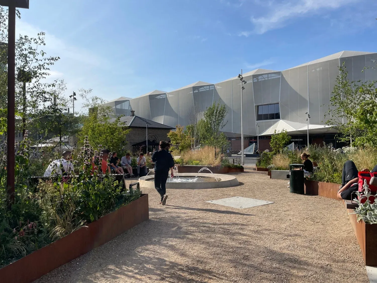 Vandtrappe i granit der løber gennem havens midte