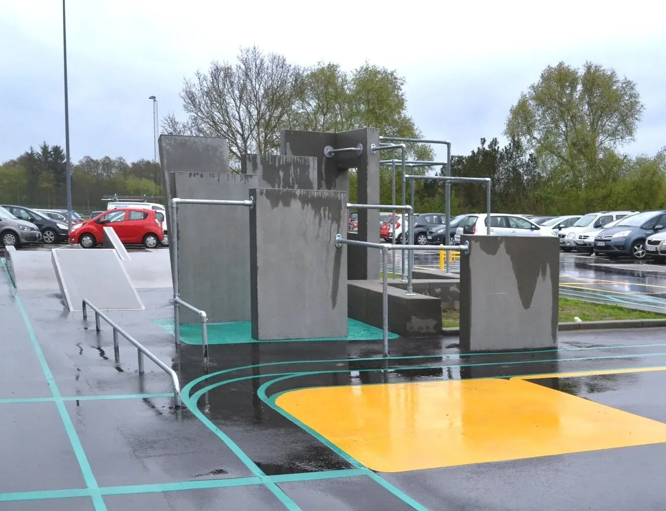 Skatebowl i støbt beton med flydende geometri