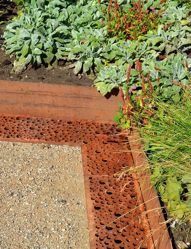 Staudemix med over 80 plantesorter i tæt komposition