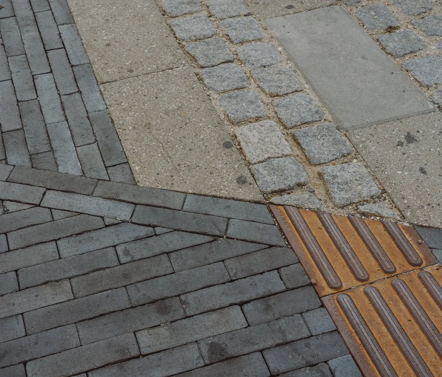 Cykelparkering integreret under tag af træer langs facaden