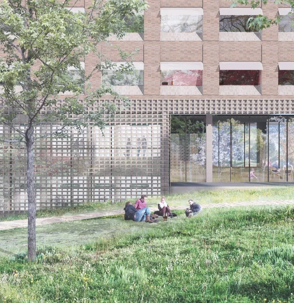 Niveaufri ankomst med ledelinjer og lange hvilebænke