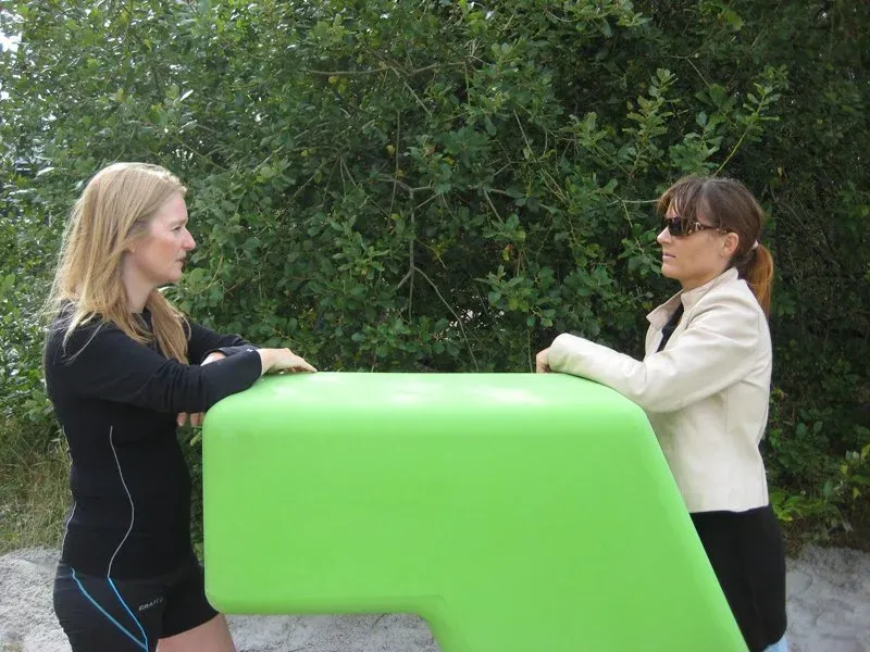 Tre BOA-møbler placeret i klynge som siddesammenhæng om en plantekasse