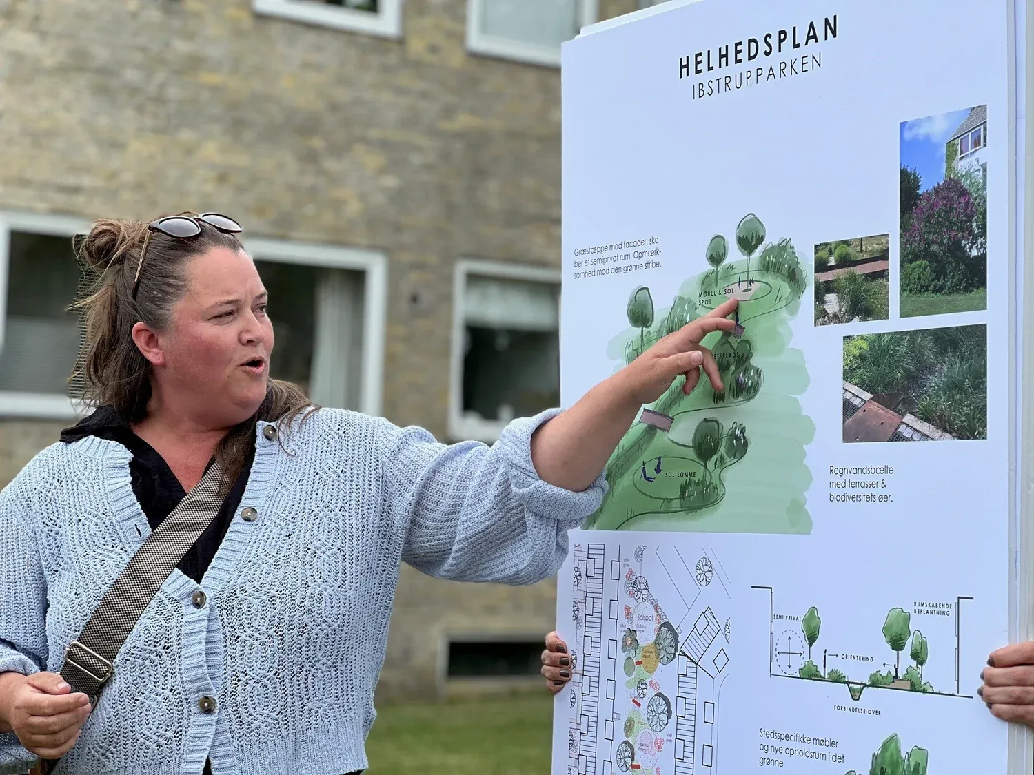 Naturlegezone med bakker, træstammer og høje græsser