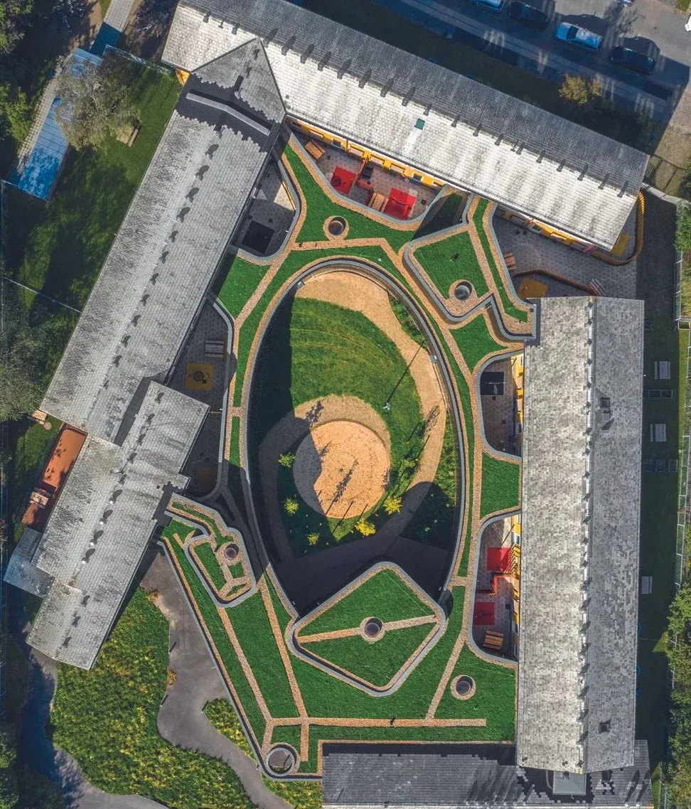 Elever i workshop med farver, kridt og papirtegninger