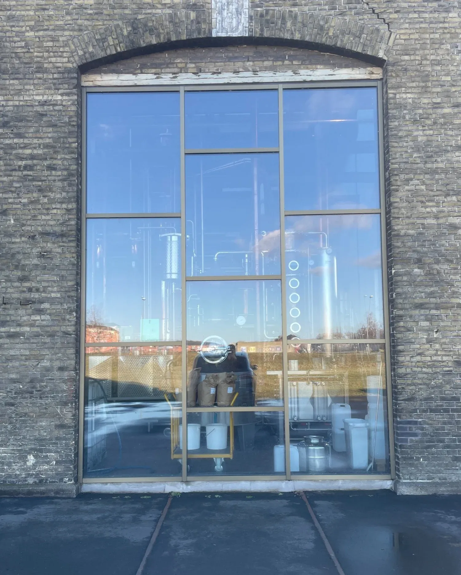 Industriel facade med tegldetaljer og nye vinduespartier