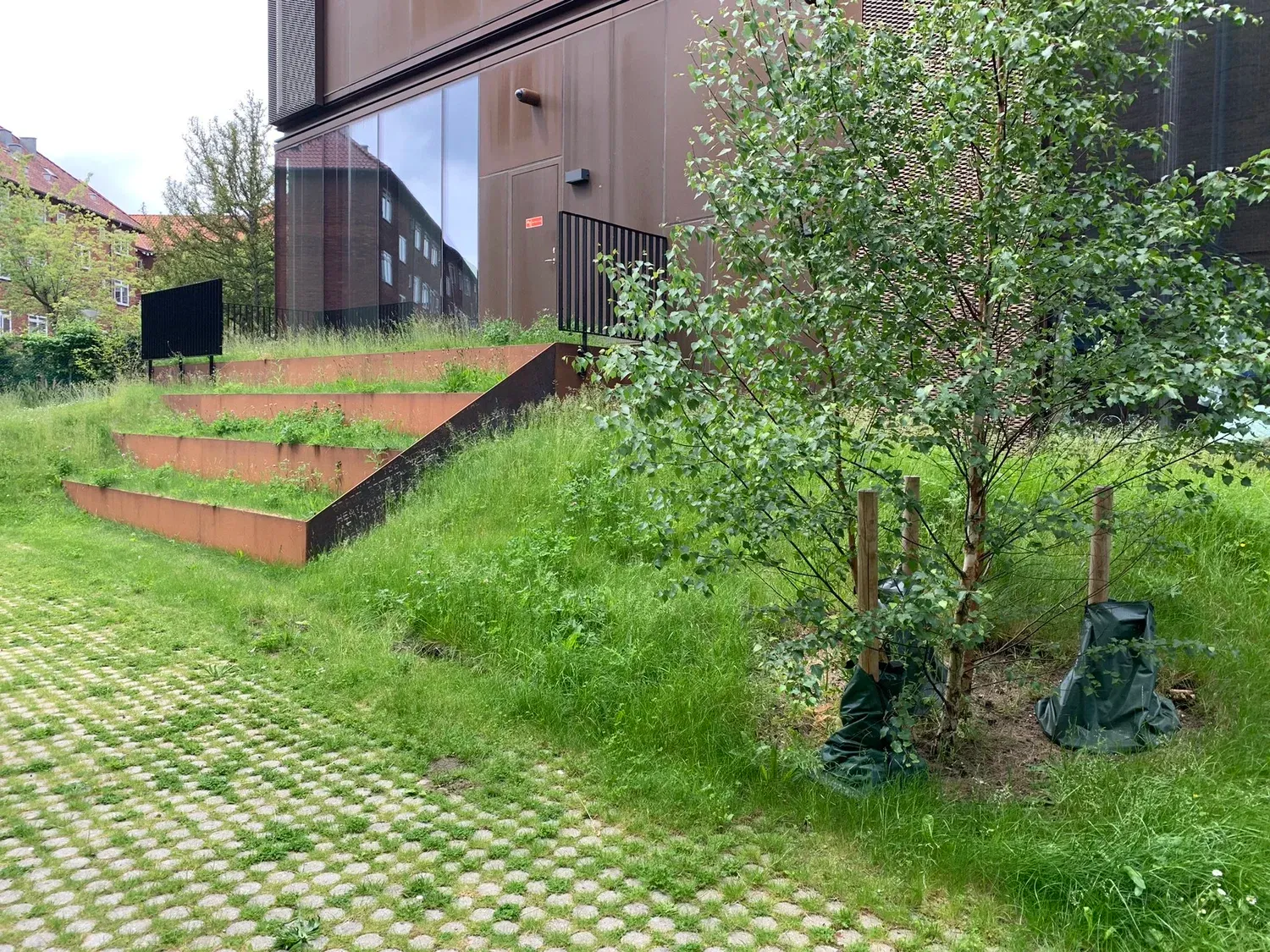 Permeabel belægning i vare- og cykelparkering med synlig vandafledning