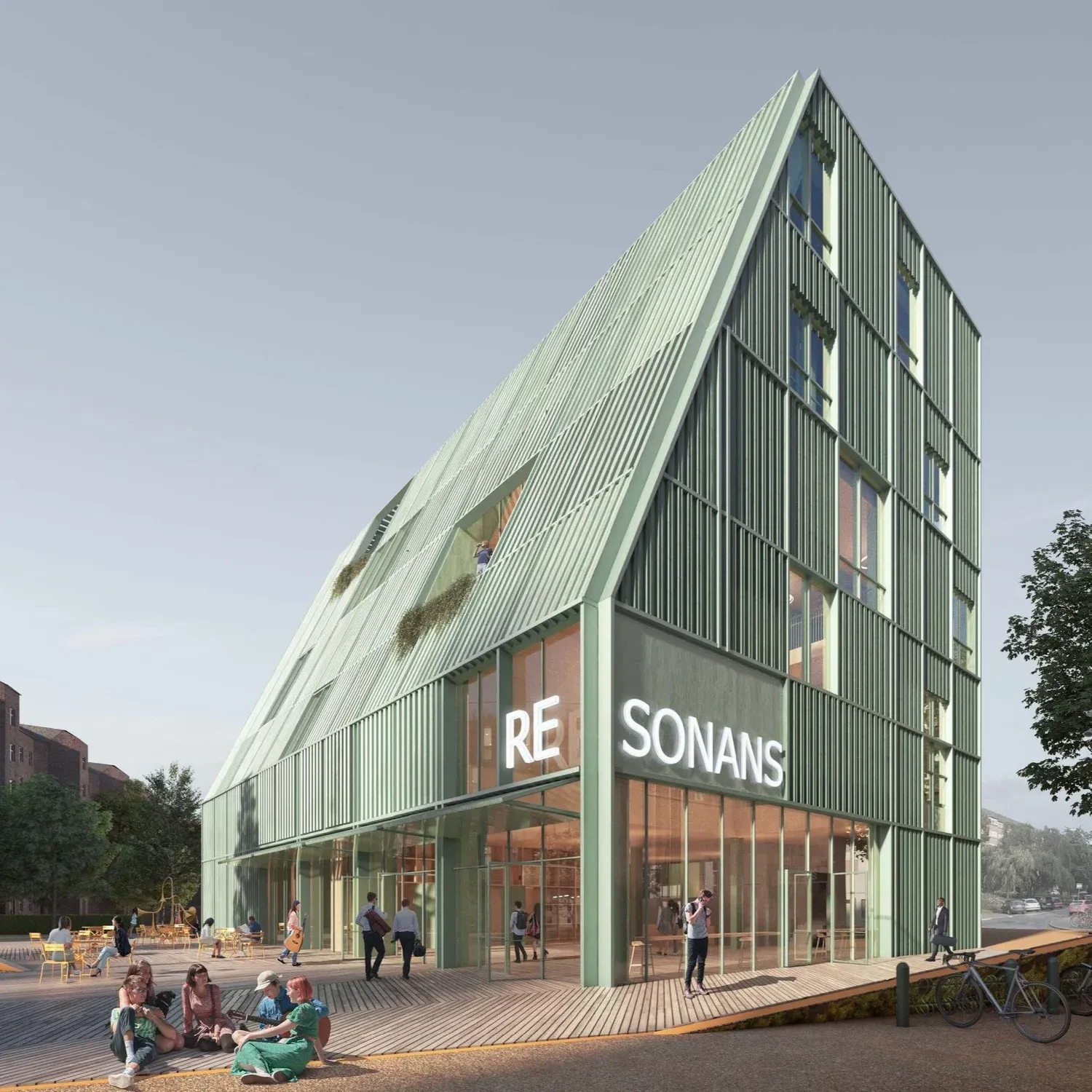 Pladsen i aftenlys med musikskolens facade i baggrunden