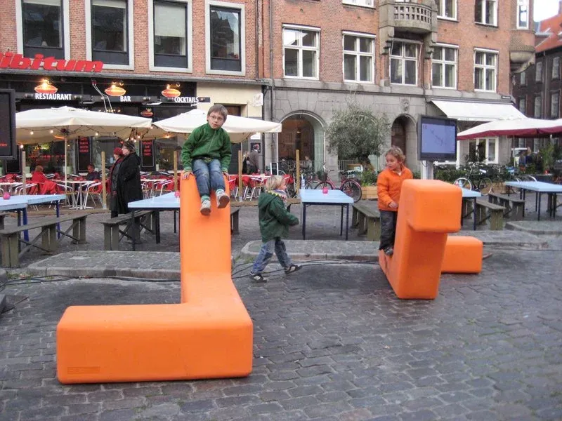 Børn bruger møblet som læringsstation i et skoleprojekt om biodiversitet