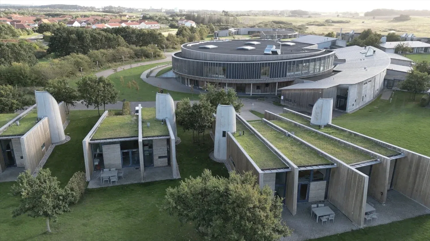 Fælles opholdsrum udendørs med plads til kørestole og barnevogne side om side