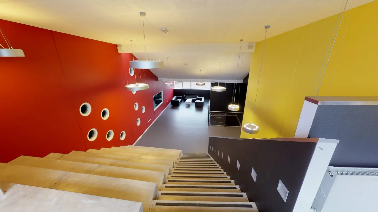 Udearealet med opholdspladser foran hallens oprindelige porte