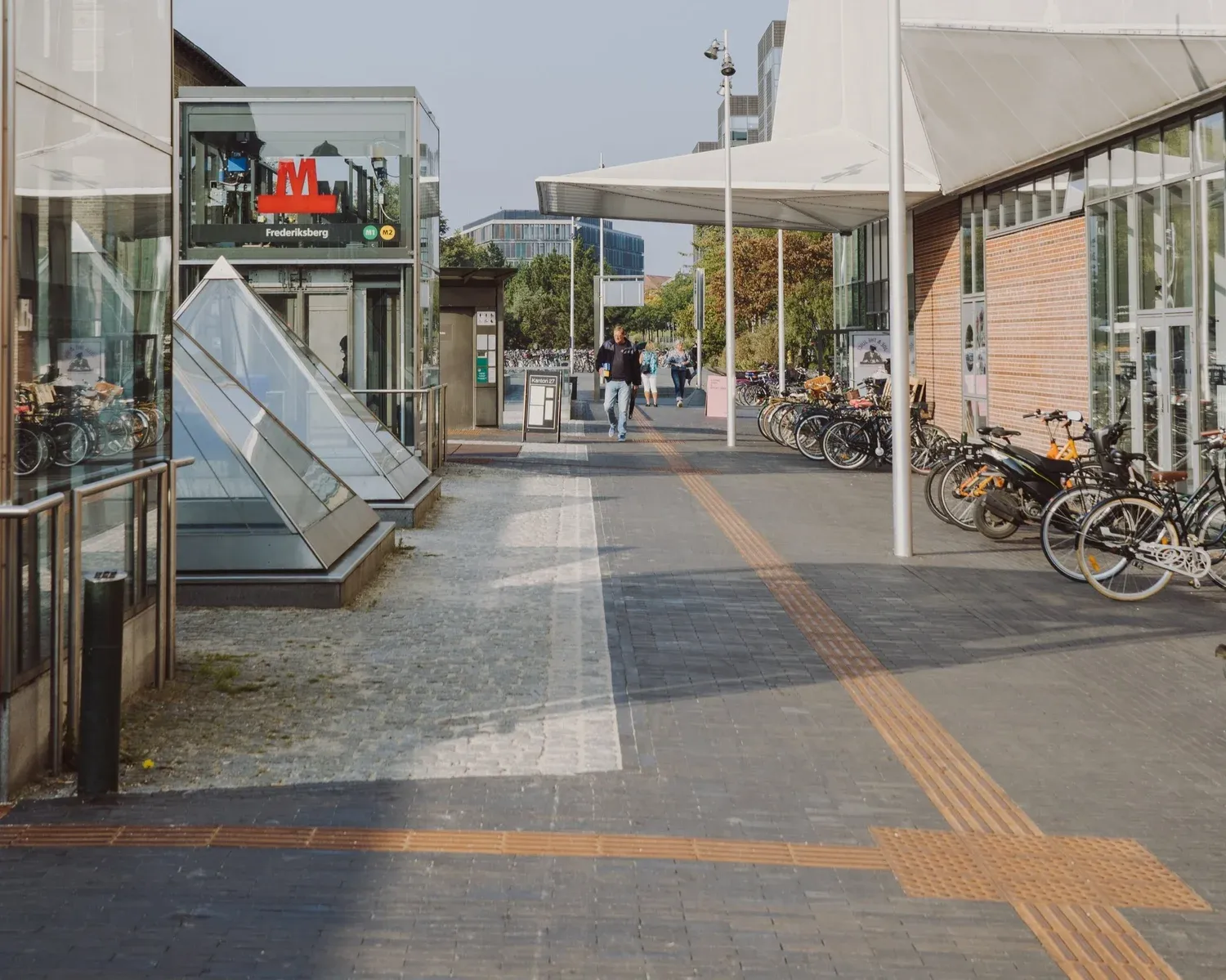Permeabel belægning og lavtliggende regnbed mellem fortov og kørebane