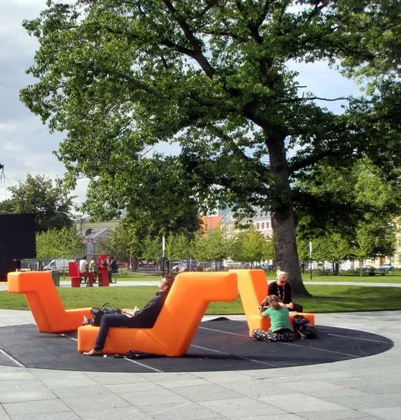 BOA Multimøbel placeret i et bytorv som bænk og plantekasse i ét element