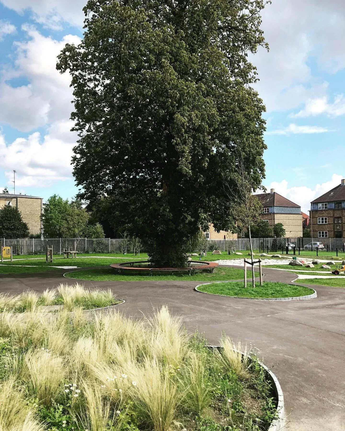 Børn leger på det nyanlagte skoleudeareal omkring Heerup Skole