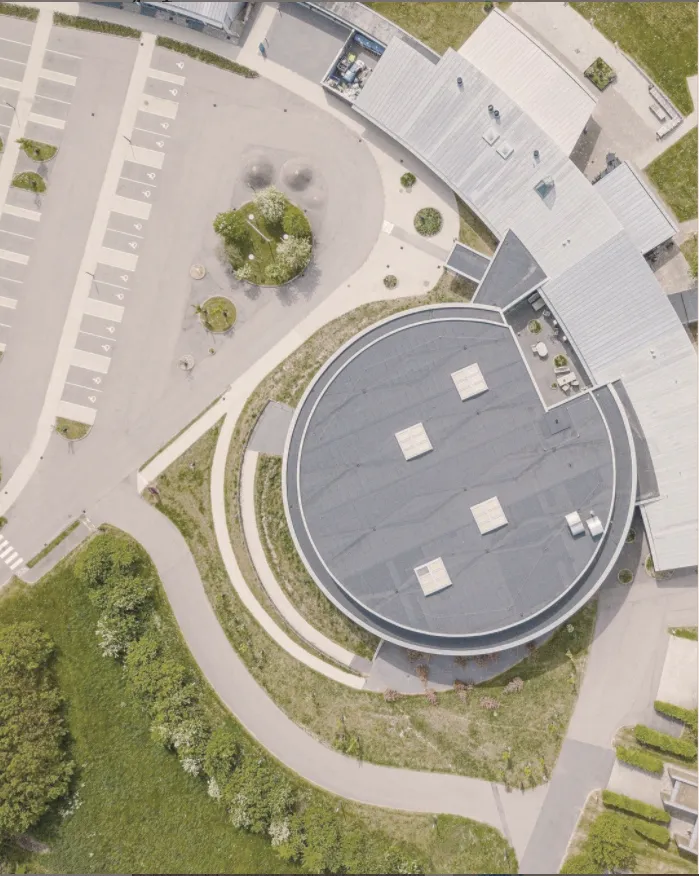 Musholm Feriecenter set fra kysten med stigningsfri stier ud mod stranden