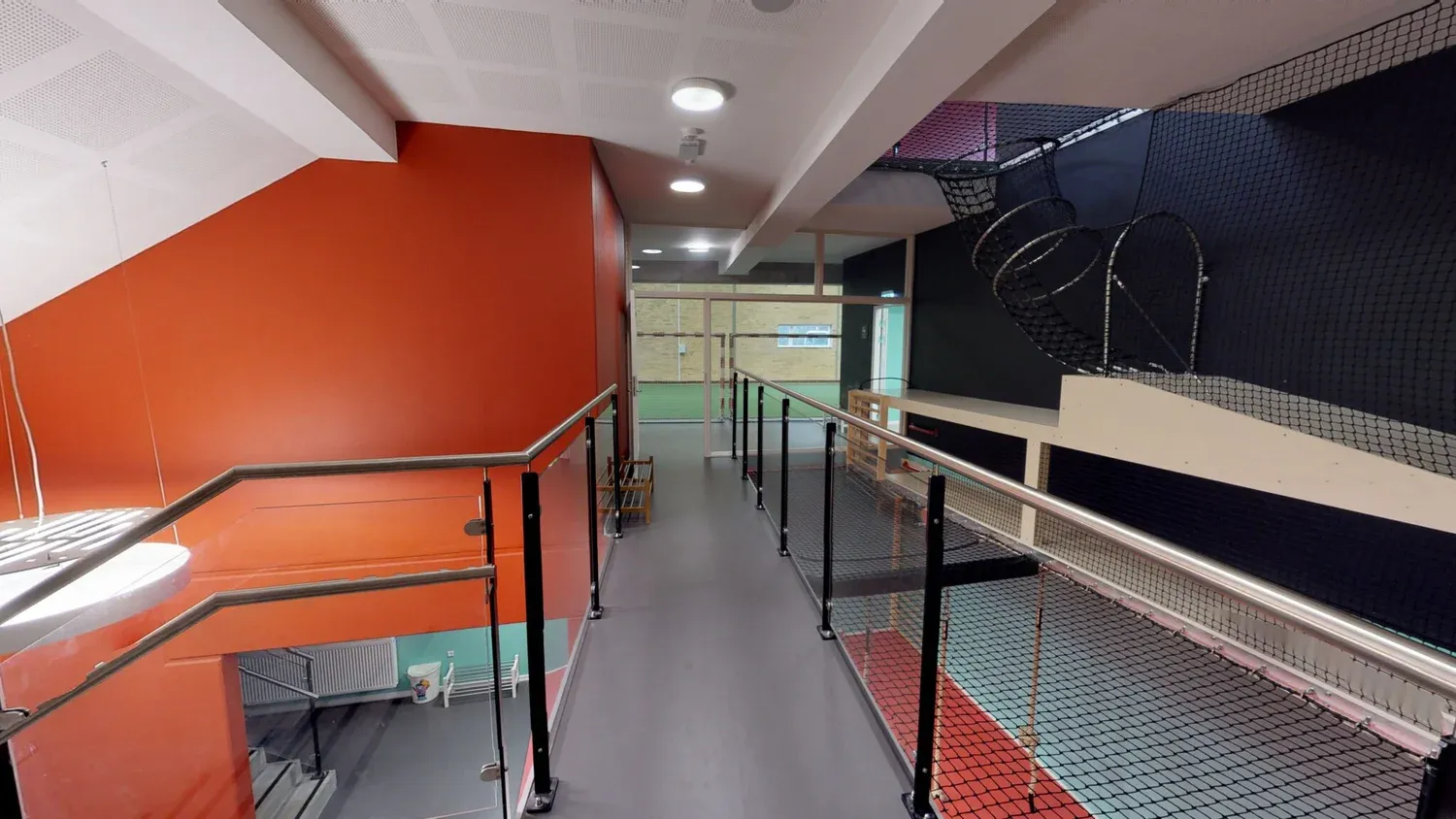 Transformeret industrihal i Brobyværk med bevarede stålkonstruktioner og nye lyse træindslag