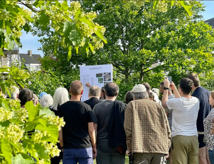 Ibstrupparken set fra parkens nye centerakse med legezone og biodiversitetsbed