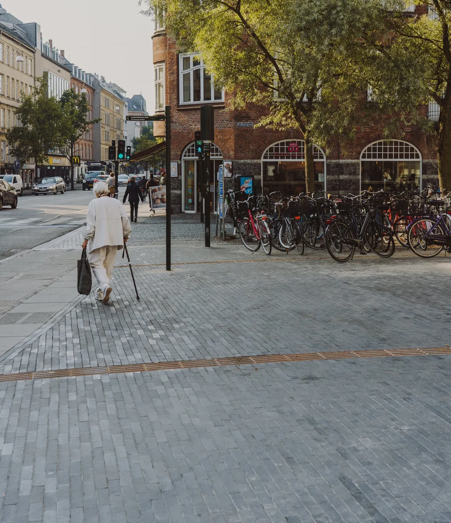 Forplads ved Frederiksberg Metrostation med cykelparkering og træbeplantning