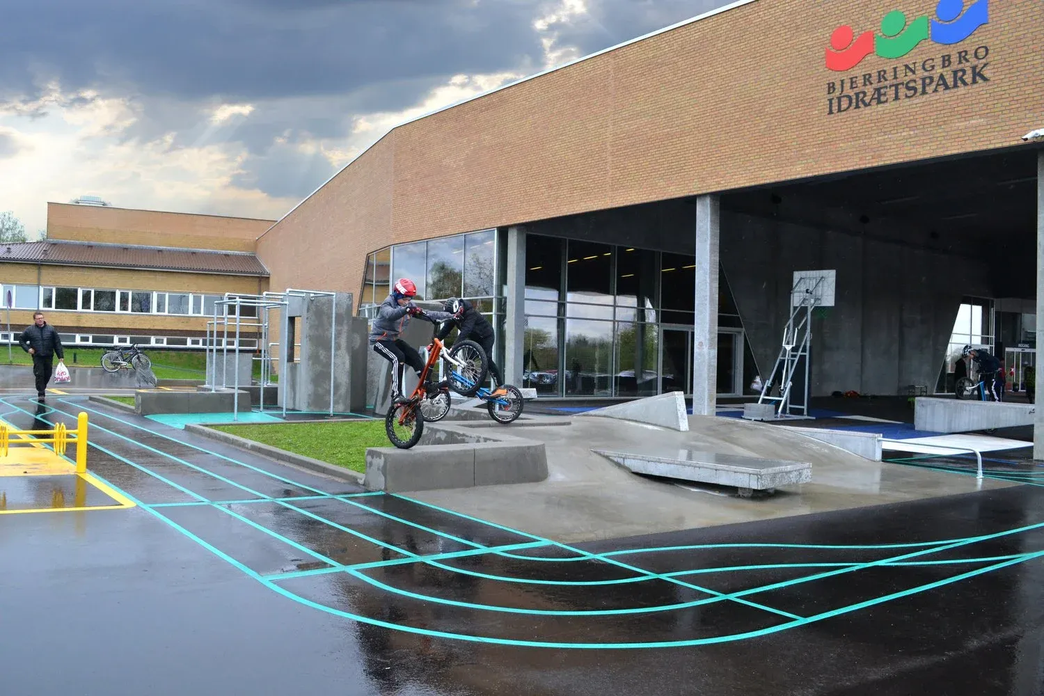 Sportsrambla i Bjerringbro med parkour-elementer, skatebowl og unge i bevægelse
