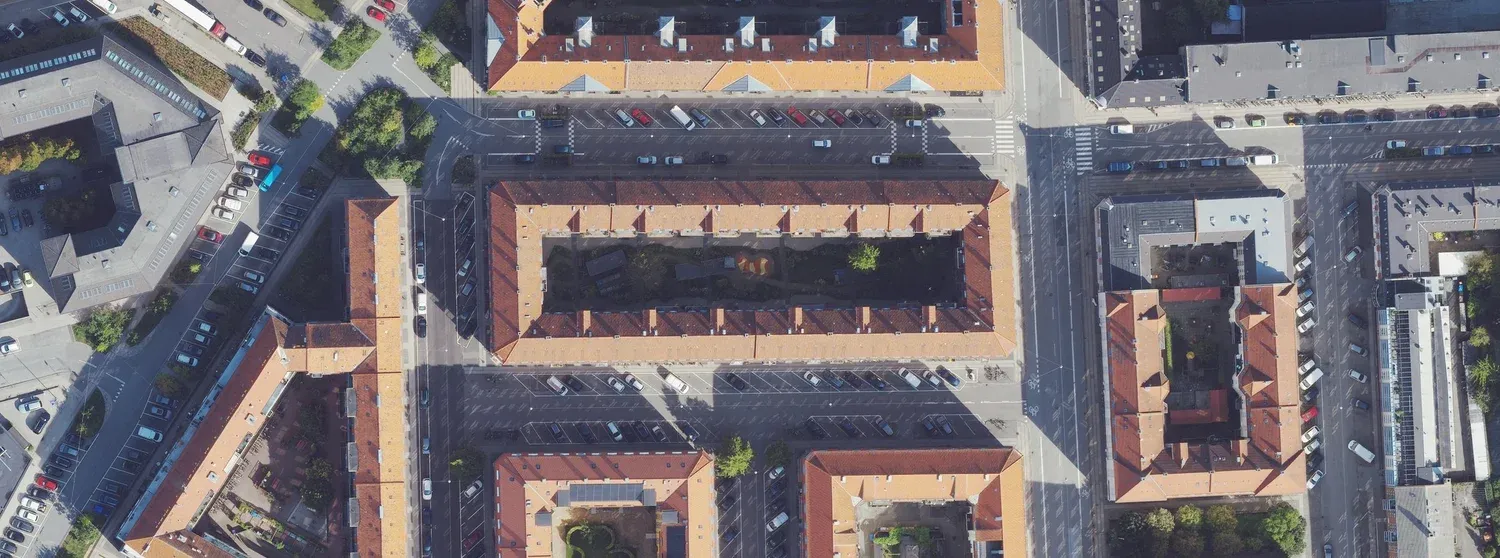 Klimatilpasset gårdrum i Otto Mallings Gade med regnbede og fælles opholdsareal